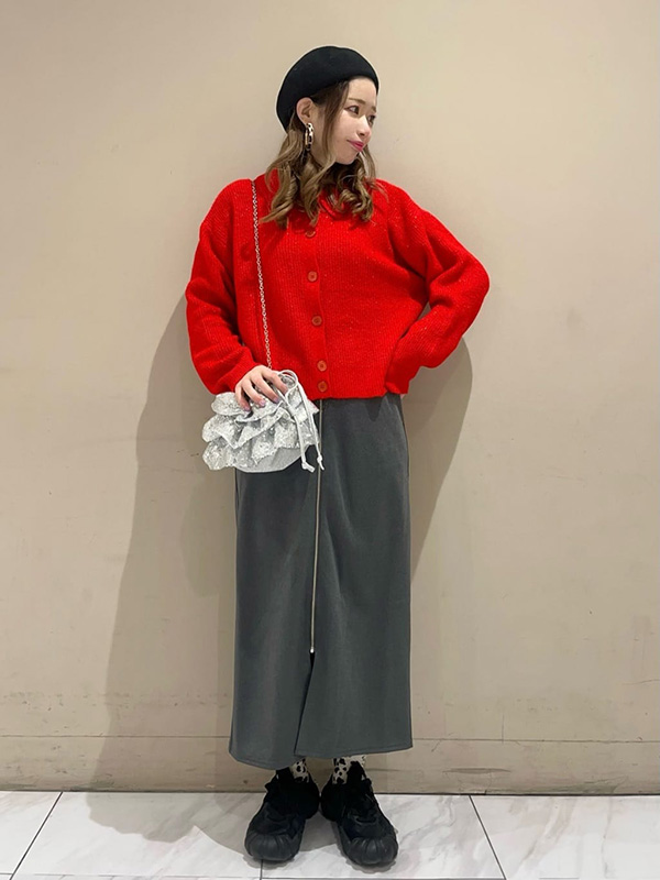 映えるレッドアウターでモノトーンコーデにアクセントを | 冬服 レディース