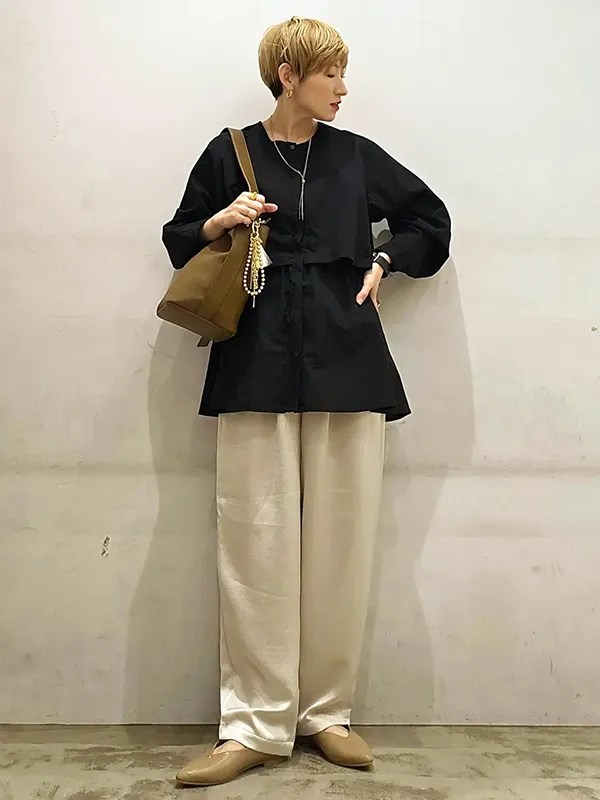 ふんわりシルエットとツヤ素材でブラックでも軽やかな着こなしに | 17度 服装