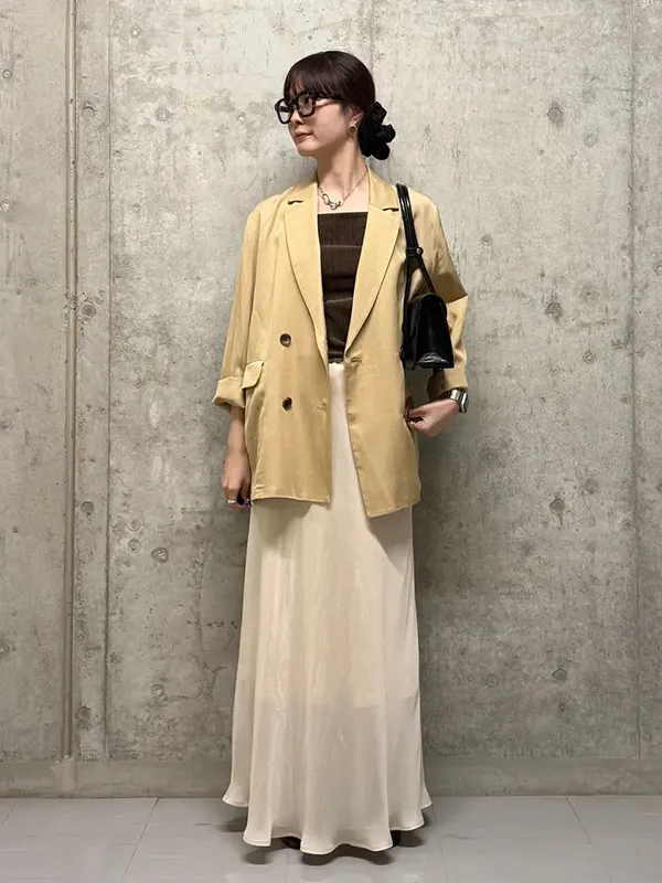 サラッと着られて即きまりボトムス問わずに合わせやすいダブルの薄手ジャケット | 23度 服装