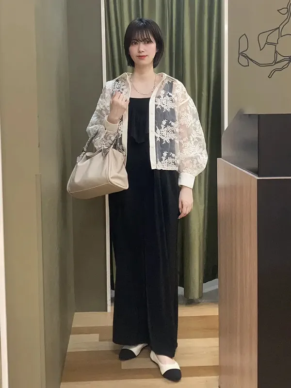 モノトーンでも華やぐ刺繍シアーシャツ×サロペットの大人リラックスコーデ | 23度 服装