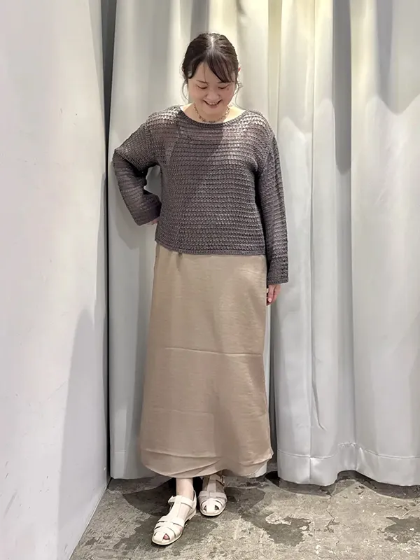 メッシュニットとキャミワンピースの抜け感レイヤードで洗練された今っぽコーデに | 23度 服装