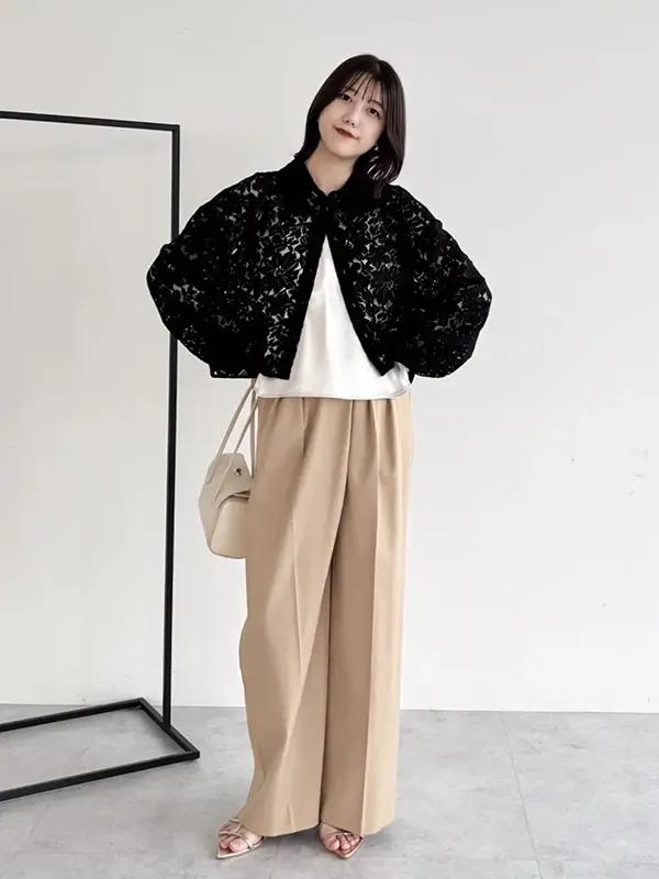 無条件に女性らしいレースシャツ×キャミソールで洒落度高めのお出かけルック | 23度 服装