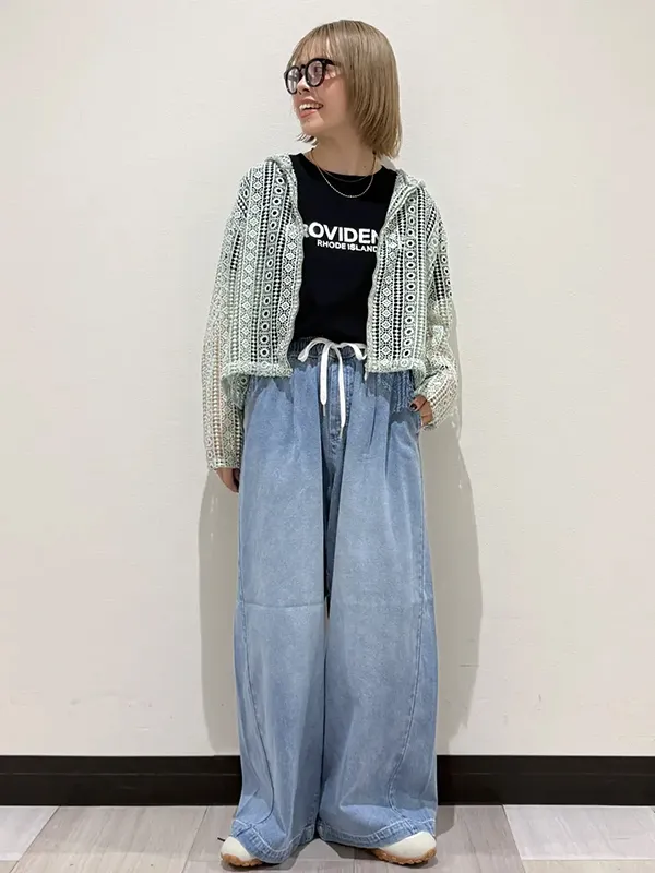 異なるテイストのミックスでこなれる涼やかレースシャツ×メンズライクTシャツ | 23度 服装