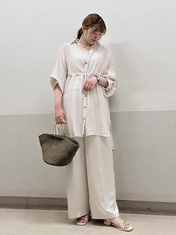 同系色で浮かずに馴染み体型カバーもできるシアーチュニック×タンクトップ | 23度 服装
