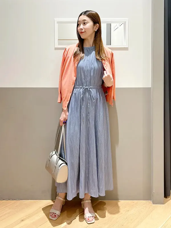 着映えと心地良さを両得する接触冷感ワンピースは夏の休日お出かけ服の最適解 | 気温32度の服装はコレ！暑さに負けない涼感おしゃれコーデ【2026最新】| ストライプクラブ