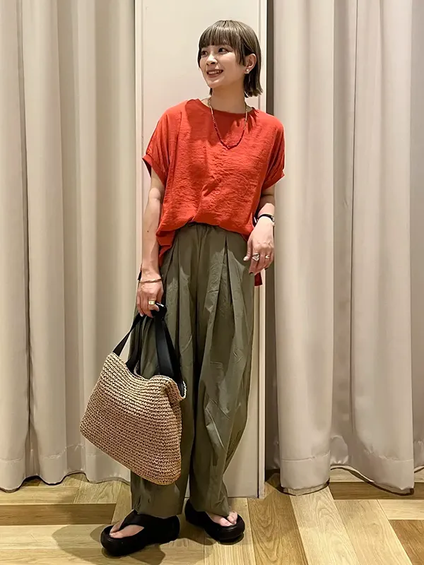雨の日のジメジメを吹き飛ばす鮮やかカラーの機能性ブラウス×撥水パンツ | 気温32度の服装はコレ！暑さに負けない涼感おしゃれコーデ【2026最新】| ストライプクラブ