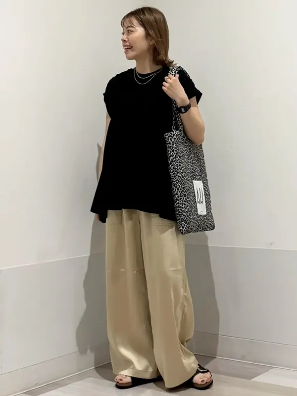 ひやっとした肌当たりの接触冷感トップス＆パンツで心地よくスタイリッシュに | 気温32度の服装はコレ！暑さに負けない涼感おしゃれコーデ【2026最新】| ストライプクラブ