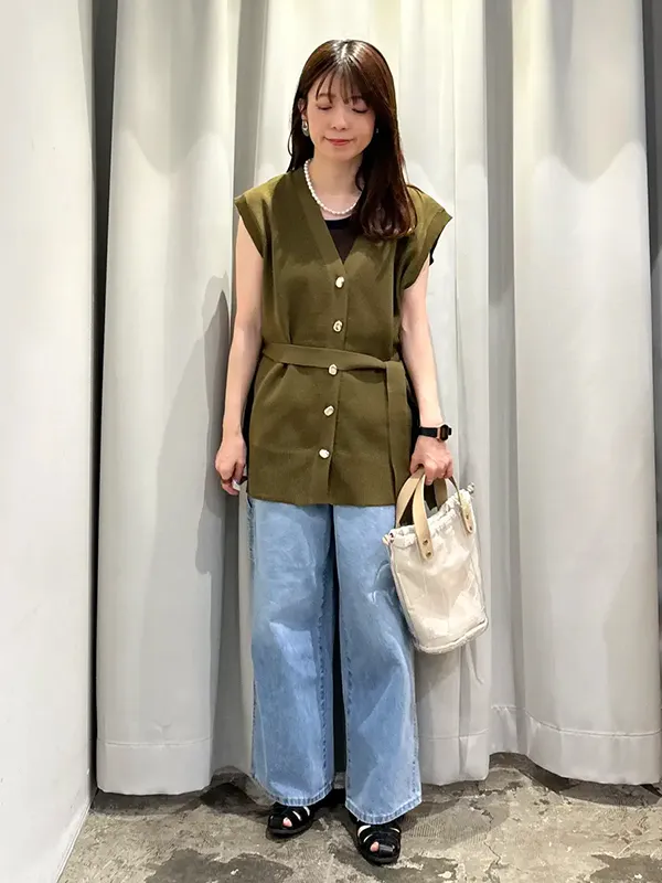 お祭りなどのイベントへは旬顔のニットジレを主役に迎えた大人なノースリーブスタイルで | 気温32度の服装はコレ！暑さに負けない涼感おしゃれコーデ【2026最新】| ストライプクラブ