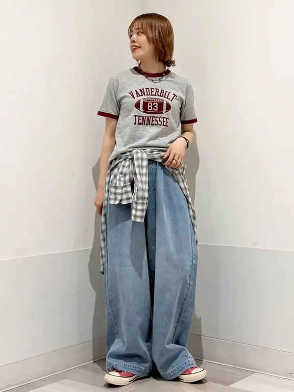 コンパクトT×ワイドデニムのメリハリバランスでカジュアルコーデも美しく | Tシャツ コーデ