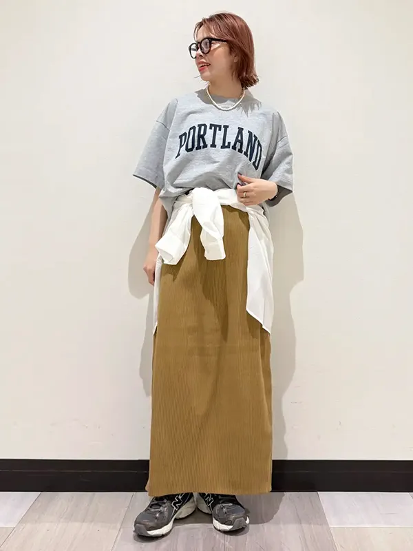 ロゴT×タイトスカートは大人カジュアルなTシャツの着こなしの最適解 | Tシャツ コーデ