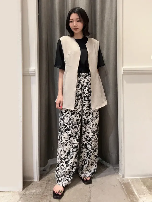 柄パンツを引き立てる引き算のコーデに最適なブラックTシャツ | Tシャツ コーデ