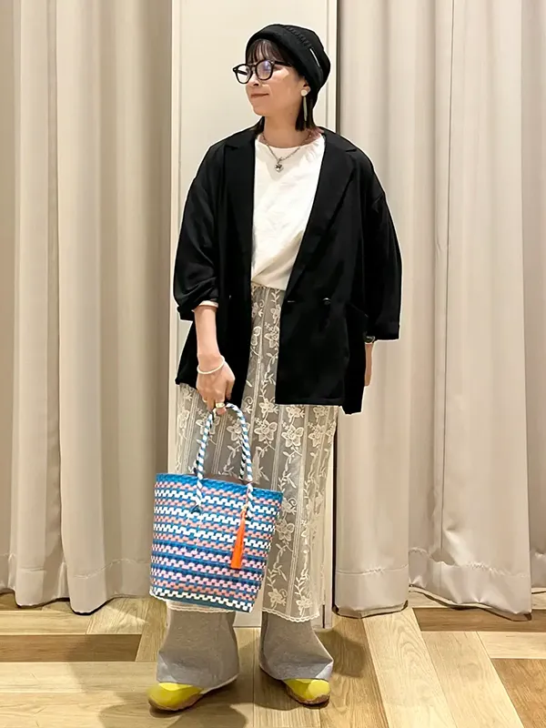 トレンドのカジュアルコーデをスタイリッシュに引き締めるブラックジャケット | UVカット コーデ