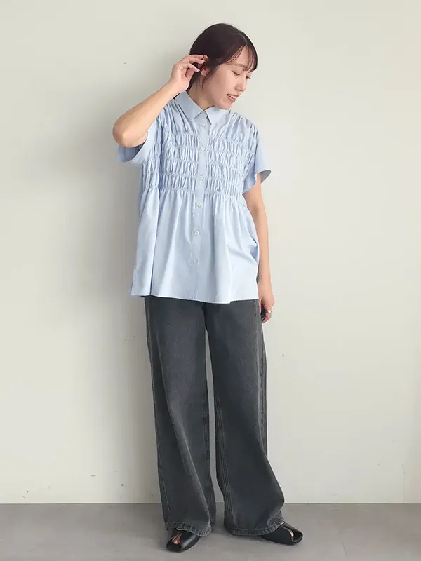 着映えと快適さを約束する完璧な夏対策ブラウスのシンプルデニムスタイル | UVカット コーデ